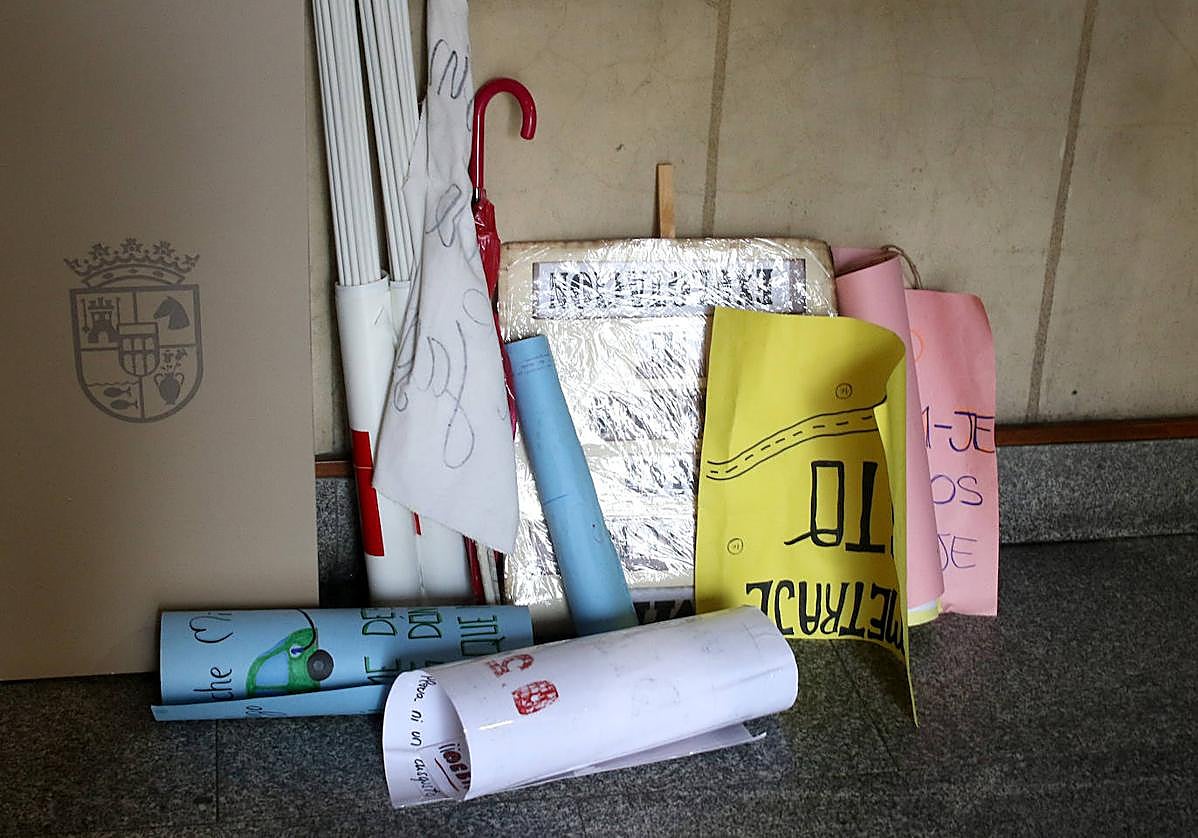 Los trabajadores tuvieron que dejar pancartas y carteles fuera para entrar en el pleno.