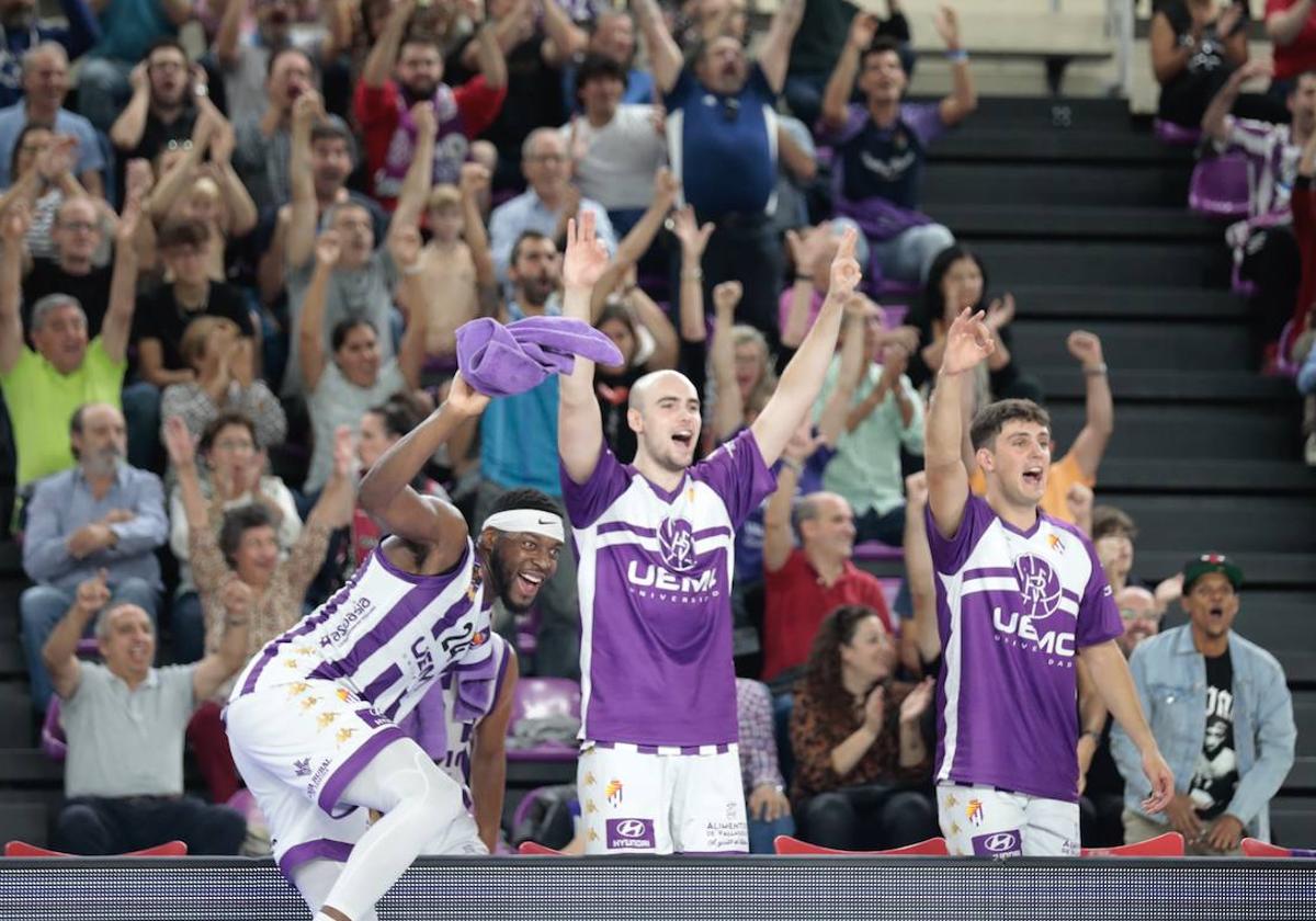 Nwogbo, Royo y García Abril celebran un triple en el último partido en Pisuerga.