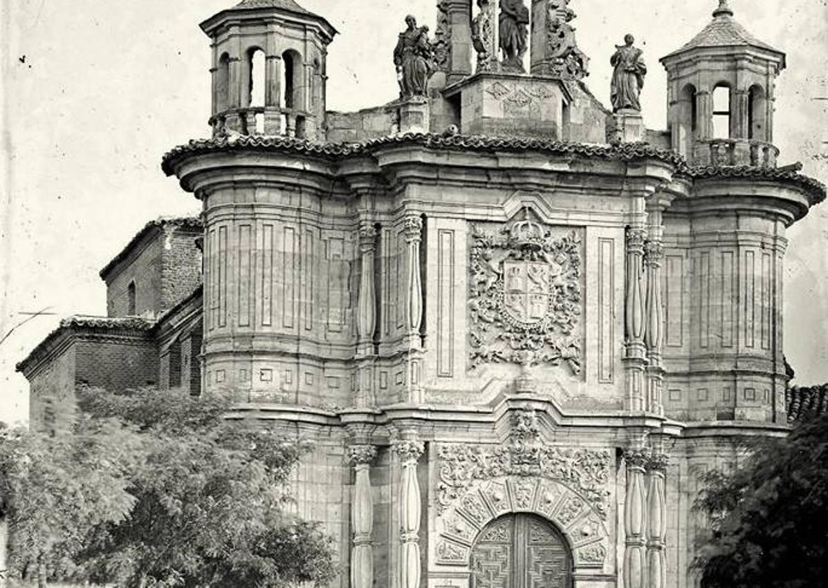 Imagen secundaria 1 - Arriba, el convento de los Capuchinos a mediados del siglo XVIII (Ventura Pérez), Debajo, a la izquierda, la iglesia de San Juan de Letrán en el siglo XIX (Jean Laurent). A la derecha, fachada del convento de los Recoletos Agustinos, hacia 1759 (Ventura Pérez, recogido en una copia de la Historia de Valladolid de Antolínez de Burgos)