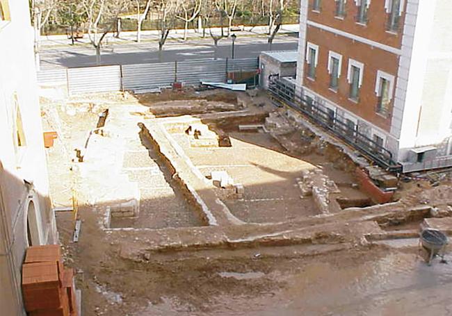 Cimentaciones del convento del Carmen Calzado, localizadas en las excavaciones arqueológicas realizadas en el Hospital Militar en 2002.