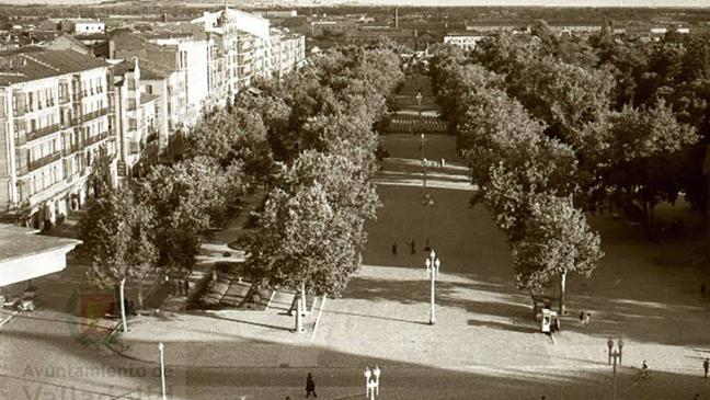 Imagen después - La Plaza de Zorrilla, en la actualidad, y el paseo de carruajes y la Acera de Recoletos en 1950.