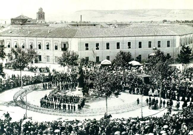 El 'octógono', antecesor de la Academia de Caballería, e inauguración de la estatua de Zorrilla (aún cubierta).