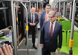 Eduardo Cabanillas, nuevo gerente de Auvasa, junto a Alberto Gutiérrez Alberca y Jesús Julio Carnero, en las instalaciones de Auvasa.