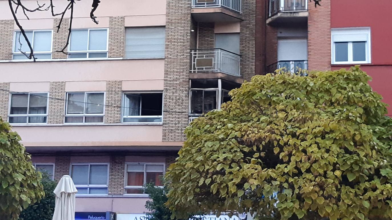 El incendio de una vivienda en Delicias, en imágenes