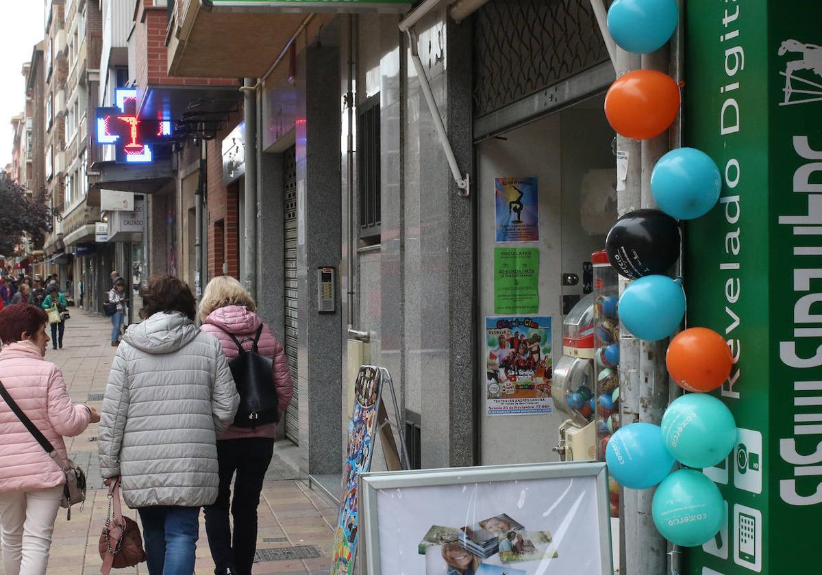 Comercios engalanados en la calle José Zorrilla.