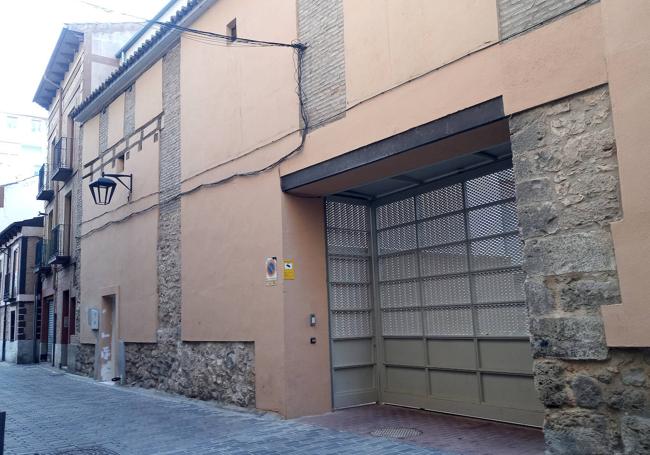 Puerta de acceso al nuevo complejo residencial, cuyo interior alberga la casa de las donas.