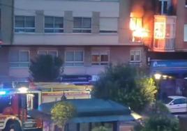 Momento del incendio en la vivienda de la calle Sevilla.