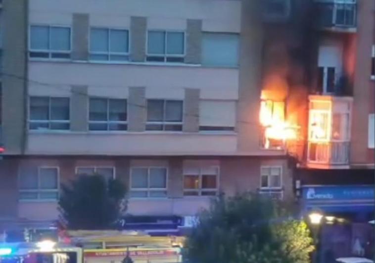 Momento del incendio en la vivienda de la calle Sevilla.