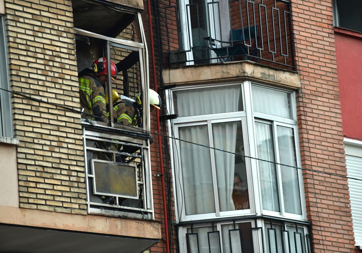 El incendio de una vivienda en Delicias, en imágenes