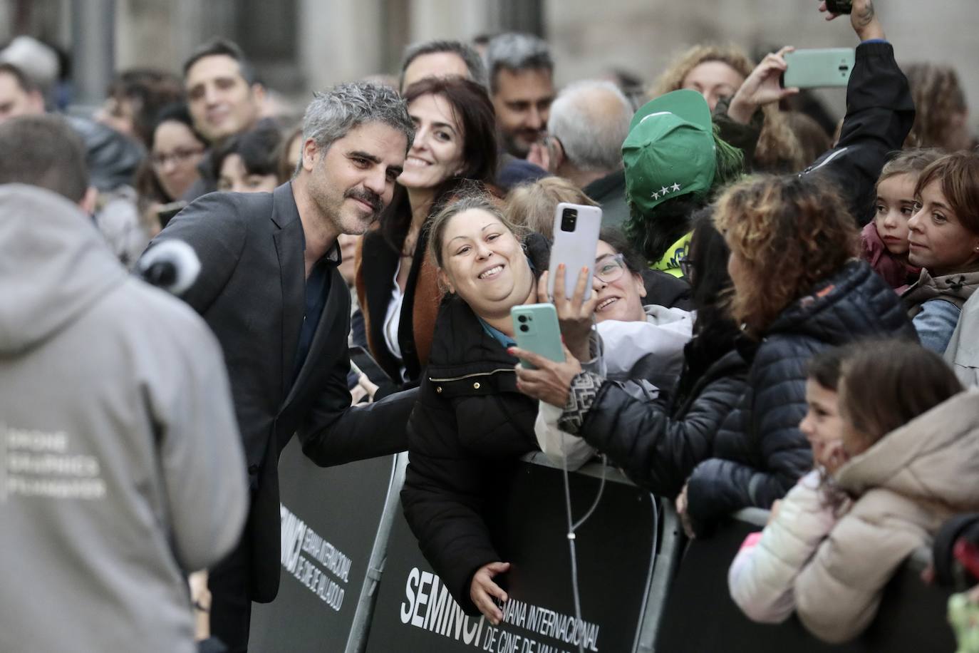 Ernesto Sevilla, cómico y actor español, posa con los fans.