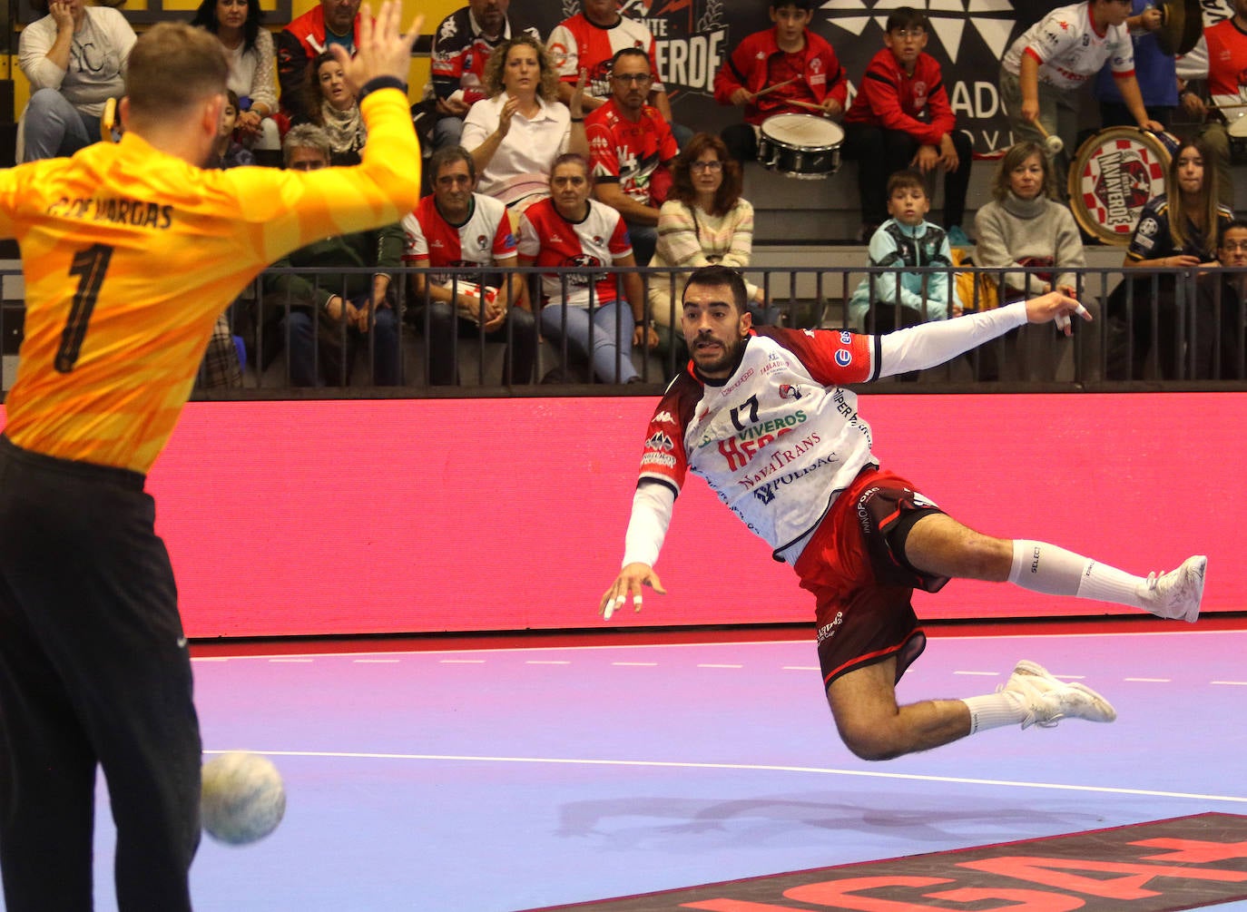Balonmano Nava tutea al Barcelona