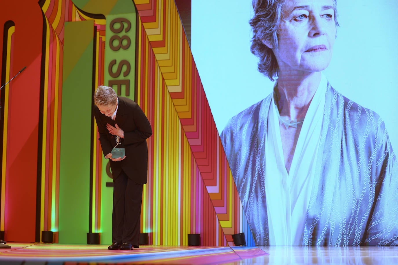 Charlotte Rampling agradece el aplauso de los asistentes.