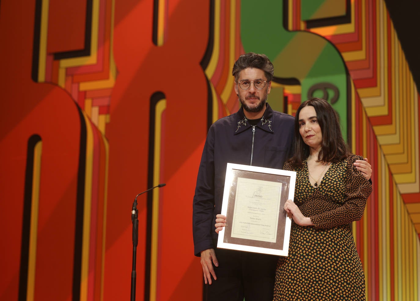 El director Víctor Iriarte recoge el premio de la crítica por su película 'Sobre todo de noche'.