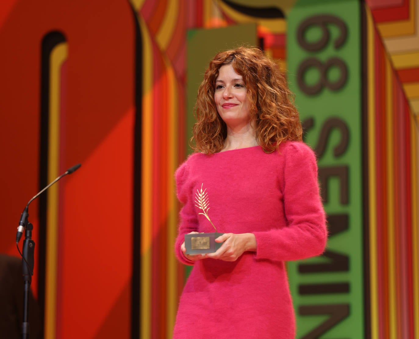 La directora Laura Ferrés recoge la Espiga de Oro.