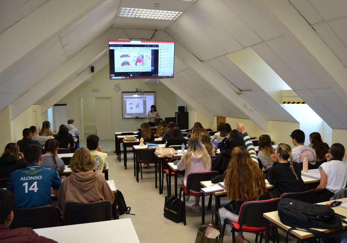 Imagen principal - Clases y laboratorio de la UCAV. La rectora de la Universidad, María del Rosario Sáez