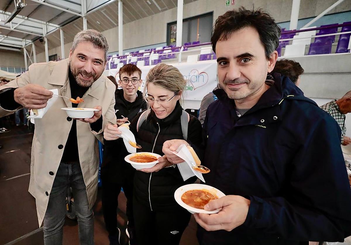 Degustacion de un guiso de salchichas en el Polideportivo de Zaratan.