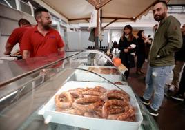 Degustacion de salchichas en el Polideportivo de Zaratán