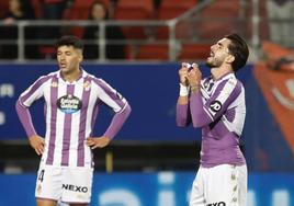 Monchu se estira de la camiseta tras uno de los goles del Eibar.