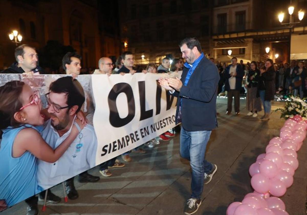 El padre de Olivia, Eugenio García, durante una concentración en Segovia dos días después del crimen de la niña.