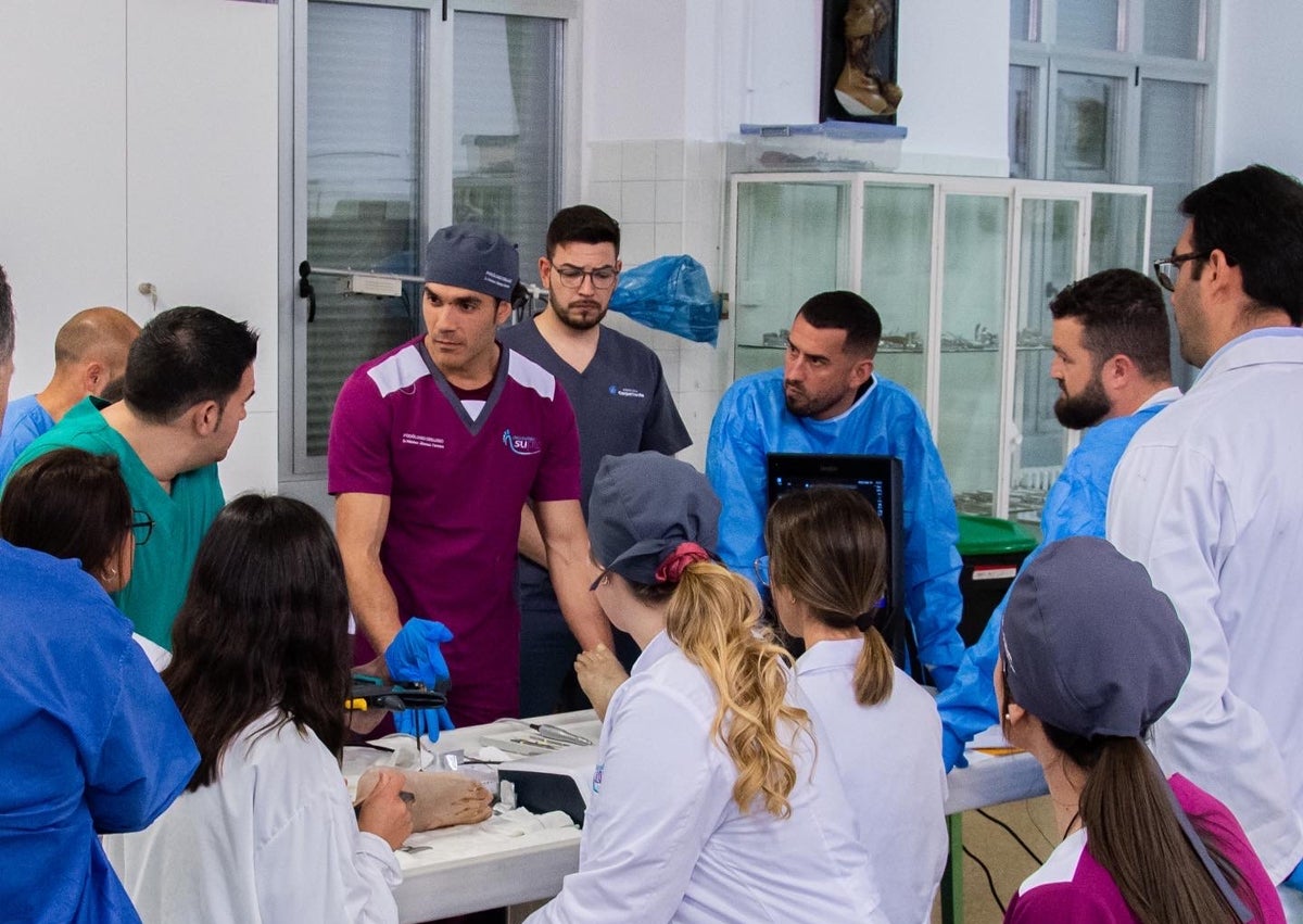 Imagen secundaria 1 - Foto1: El Dr. Hector Alonso Ferrero y la Dra. Virginia Gómez Goas en quirófano Hospital Sagrado Corazón.