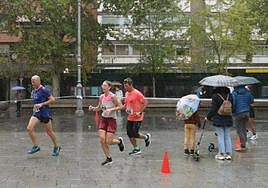 Algunos de los corredores, totalmente calados, enfilan hacia la meta.