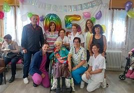 La mujer centenaria, durante la celebración de su cumpleaños.