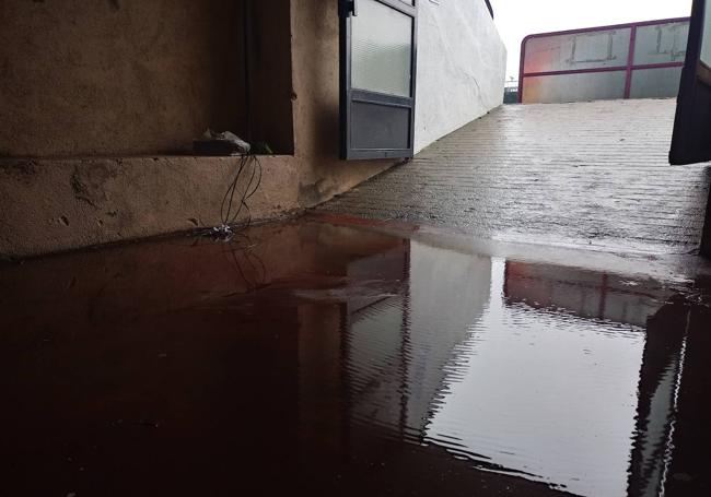 Agua acumulada en el túnel del estadio.