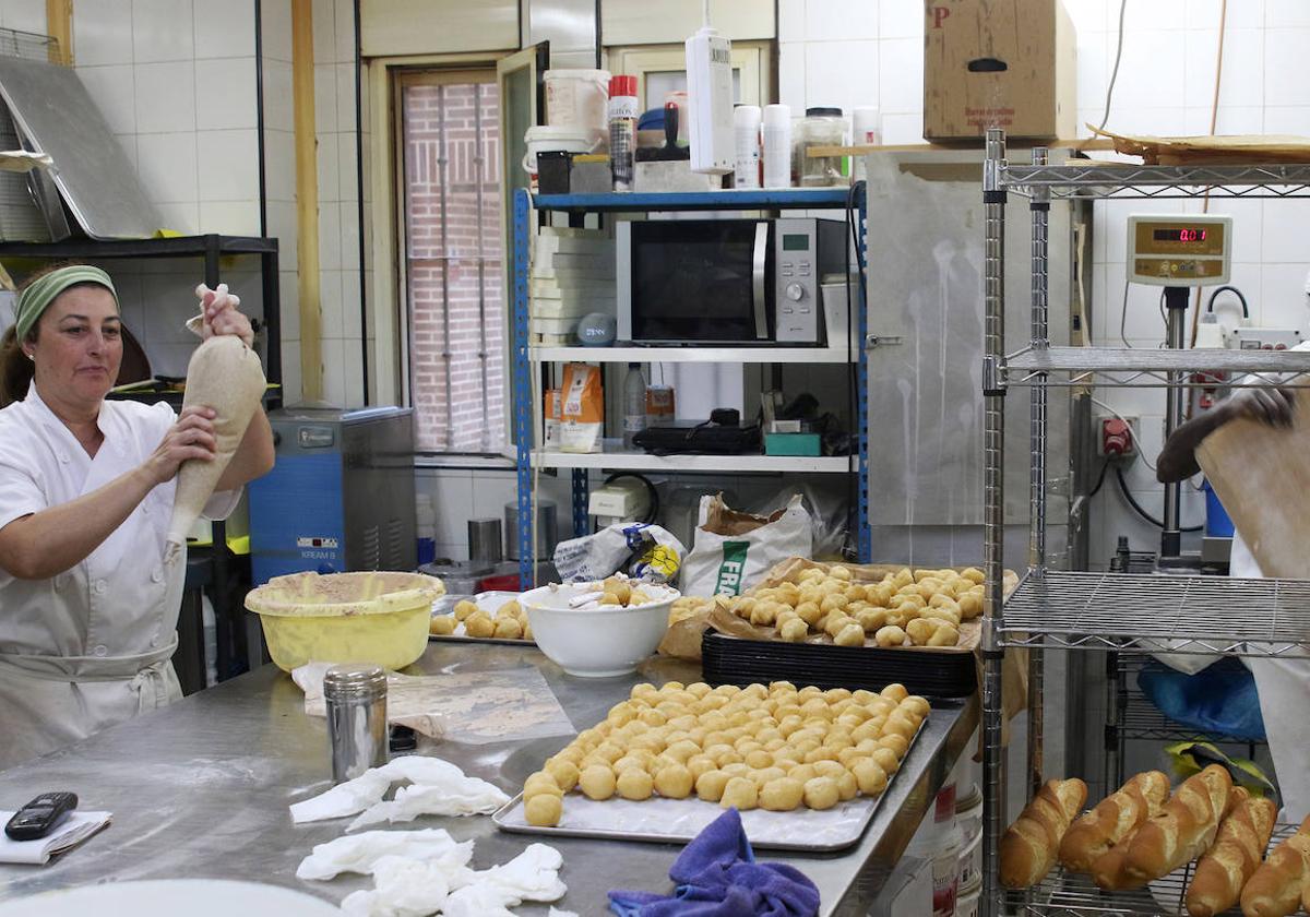 Una trabajadora prepara dulces en la panadería de Palazuelos de Eresma.