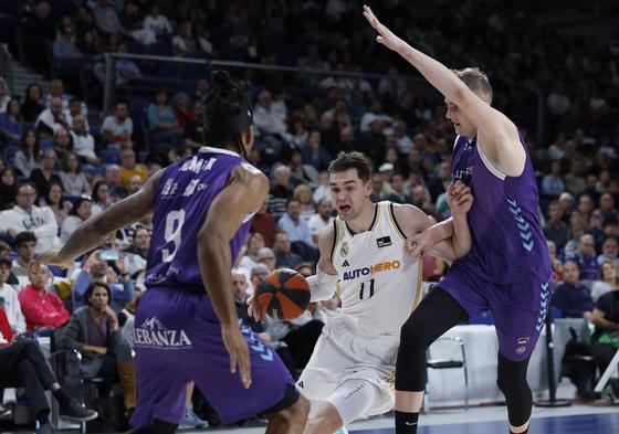 Hezonja trata de superar a Kamba y Pasecniks.