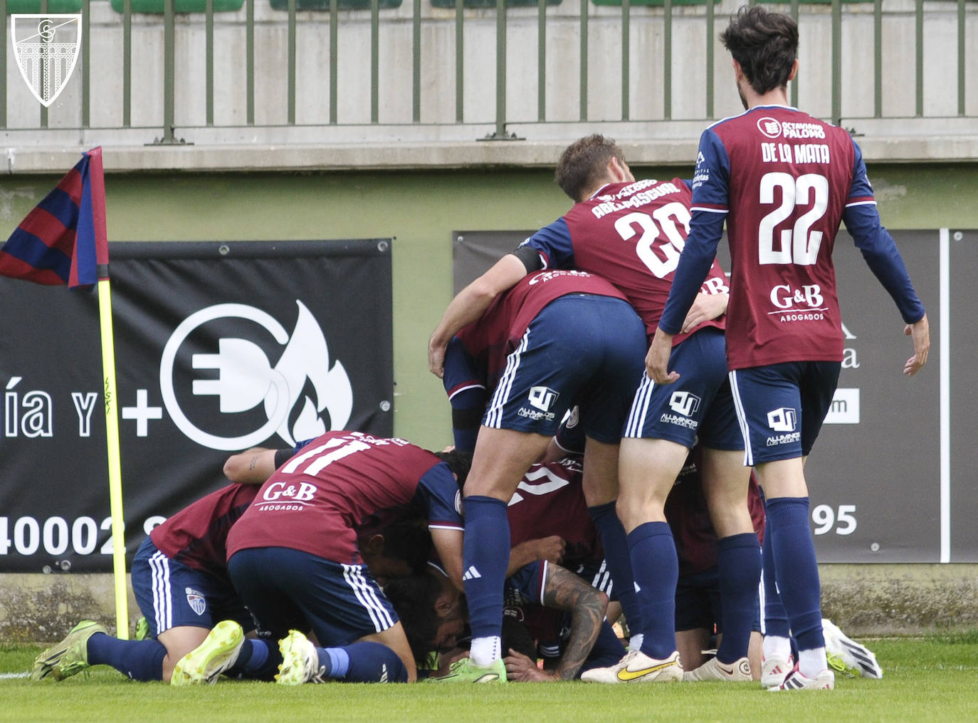 Jugadores de la Segoviana celebran el tanto de Hugo Díaz.