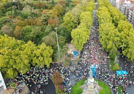 Miles de andarines colapsan la Acera Recoletos en el inicio de la Marcha contra el Cáncer.