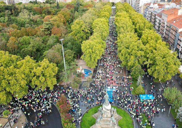 Miles de andarines colapsan la Acera Recoletos en el inicio de la Marcha contra el Cáncer.