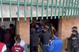 Pelea en el túnel de vestuarios de La Albuera este domingo.