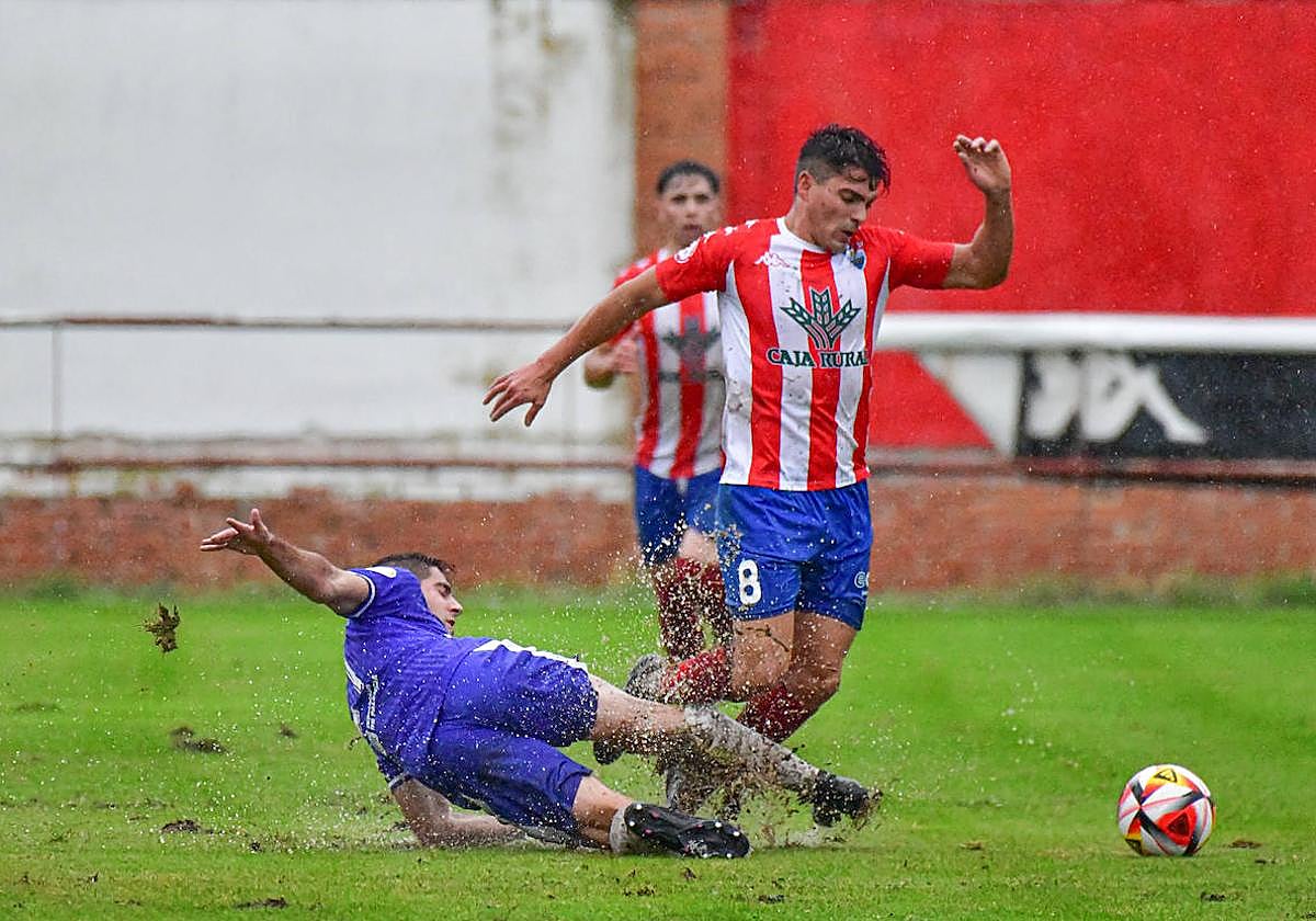 Un jugador del Tordesillas es trabado cuando progresaba con el balón.