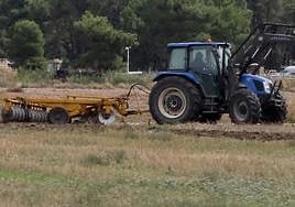 Un tractor realiza trabajos en plena temporada de siembra.