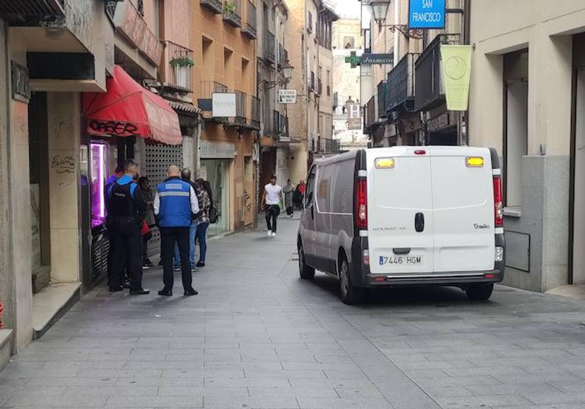 Un vehículo de los servicios funerarios en el lugar del suceso.