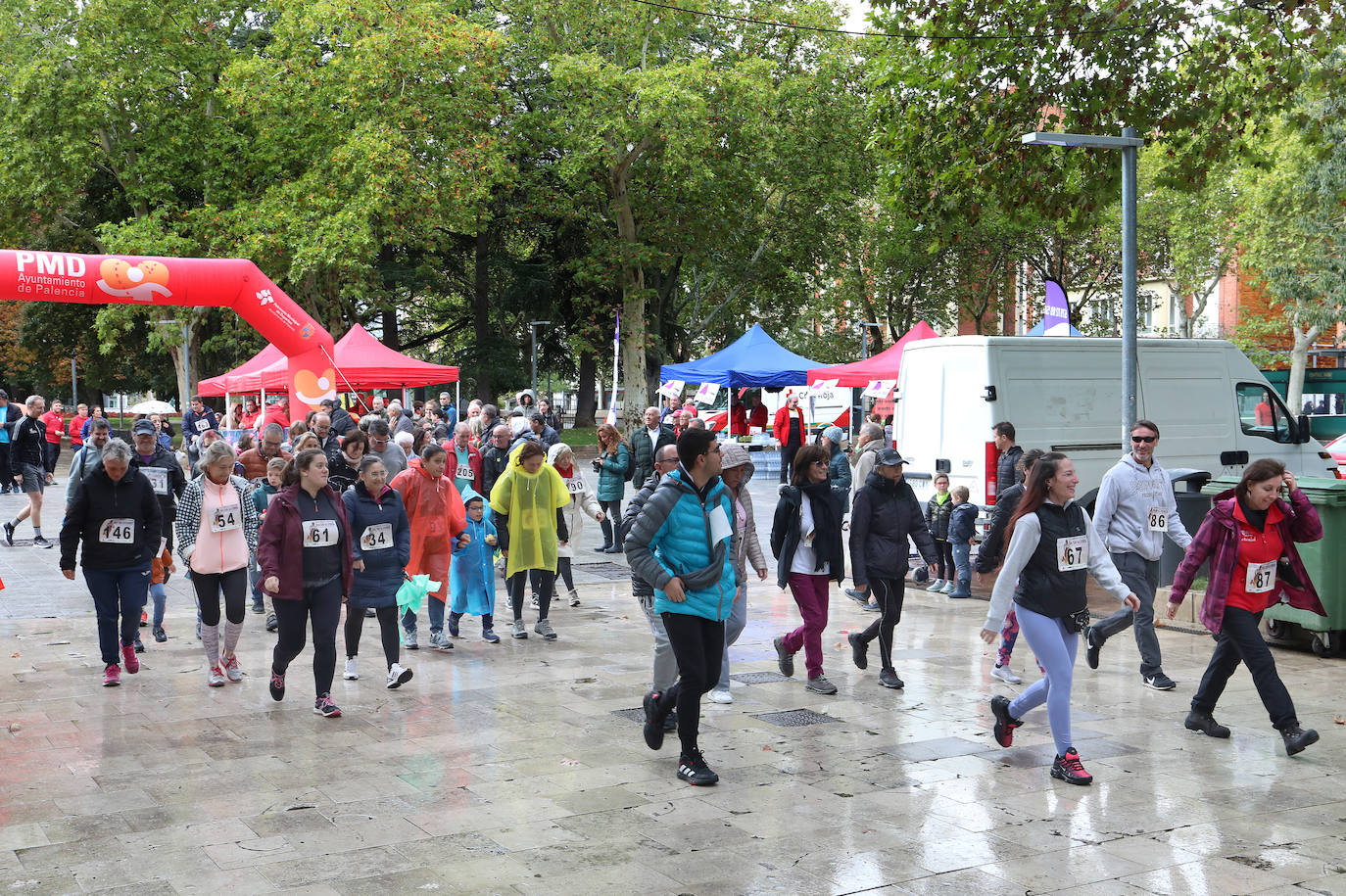 Los palentinos participan en la carrera sin alcohol bajo la lluvia