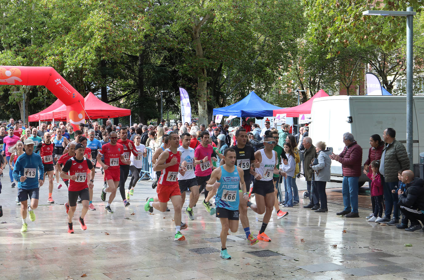 Los palentinos participan en la carrera sin alcohol bajo la lluvia