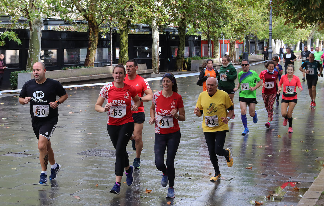 Los palentinos participan en la carrera sin alcohol bajo la lluvia