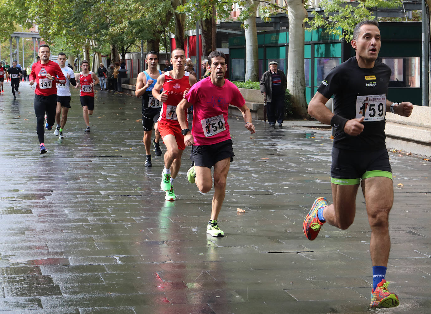 Los palentinos participan en la carrera sin alcohol bajo la lluvia