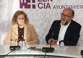 El concejal de Hacienda, Carlos Hernández, con la edil de Participación, Rosario García.