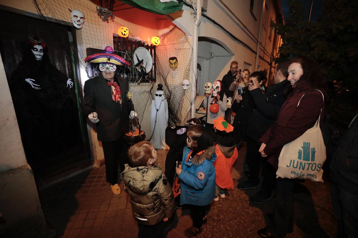 Las imágenes de la noche de Halloween en el barrio Girón