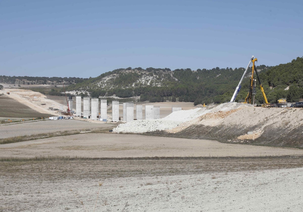 Construcción del viaducto en el tramo Quintanilla de Arriba-Olivares de Duero, término municipal de Valbuena de Duero.