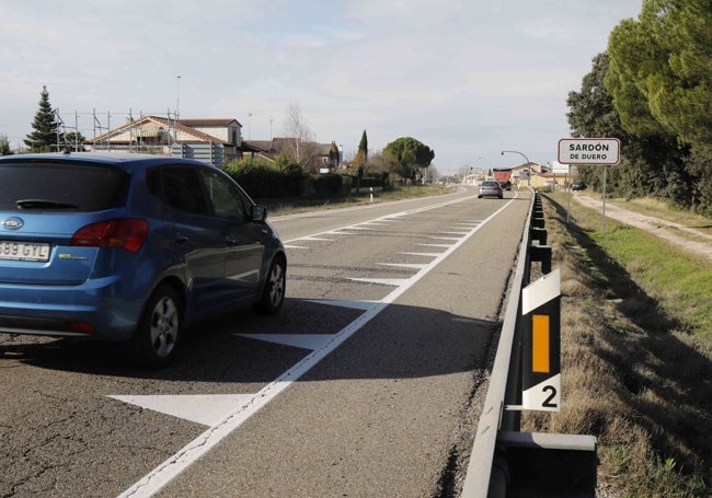 Dientes de dragón pintados en 2020 en la travesía de Sardón de Duero.