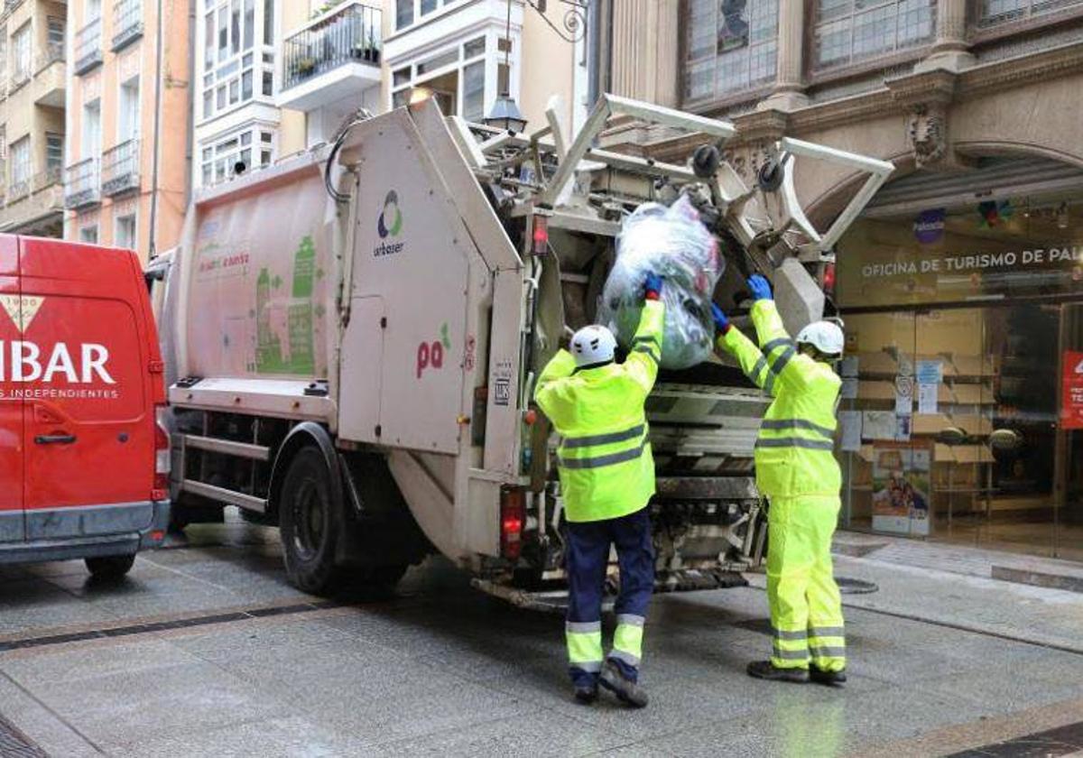 Limpieza de los residuos del comercio en la Calle Mayor.