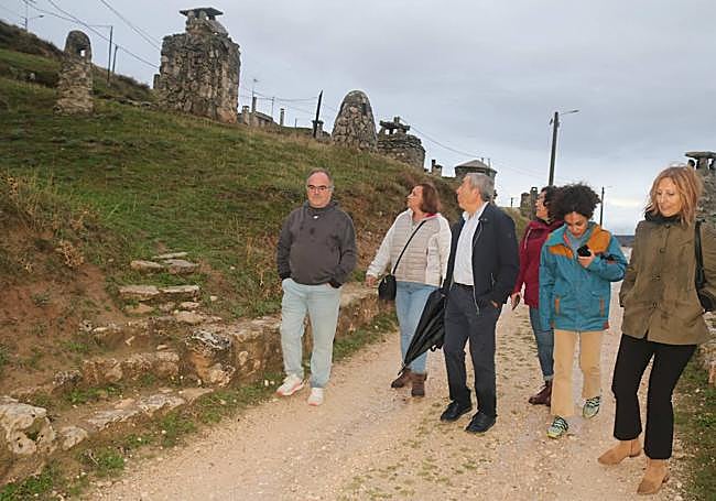 Un grupo visita el barrio de bodegas.