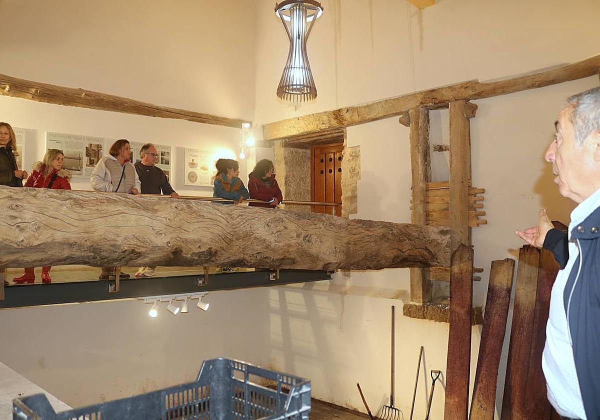 Ángel Fombellida explica el lagar comunal de La Tercia.