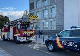 Vehículos de bomberos y de Policía Nacional, esta tarde en el hospital.