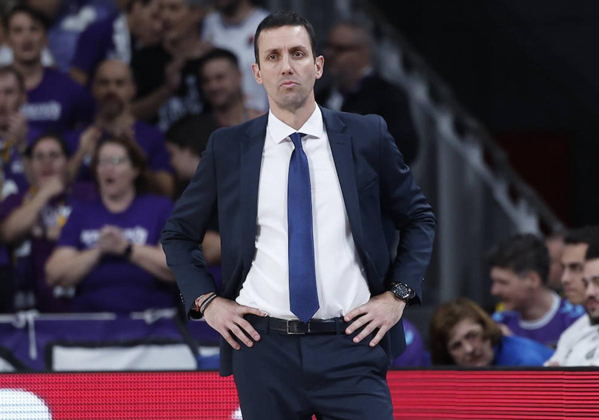 El técnico Marco Justo, delante de su banquillo, en el partido en el Wizink Center.