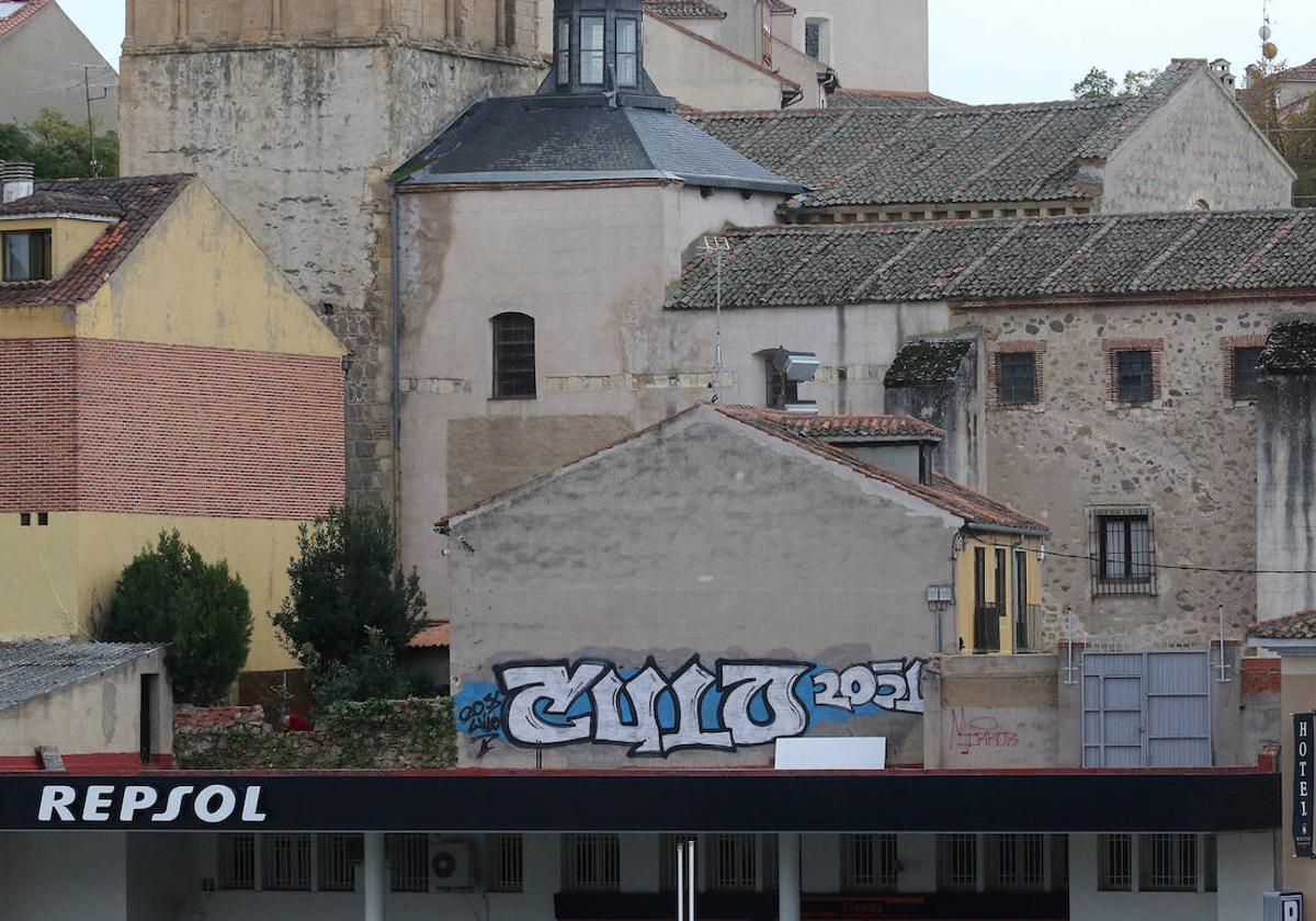 Pintada realizada encima de la gasolinera de Padre Claret.